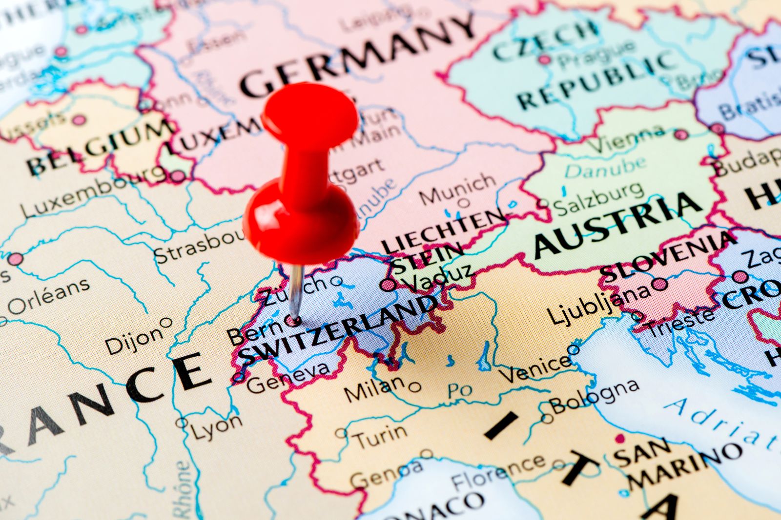 Swiss banks launch multibanking experience via Open Banking platform bLink from SIX.